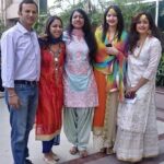 Poonam Bajwa Instagram – With Mummy dearest and family #punjabiweddingscenes🍾 
@deepikabajwa @leelanarayanan @vijinandu
