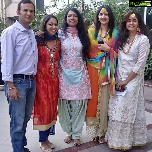 Poonam Bajwa Instagram - With Mummy dearest and family #punjabiweddingscenes🍾 @deepikabajwa @leelanarayanan @vijinandu