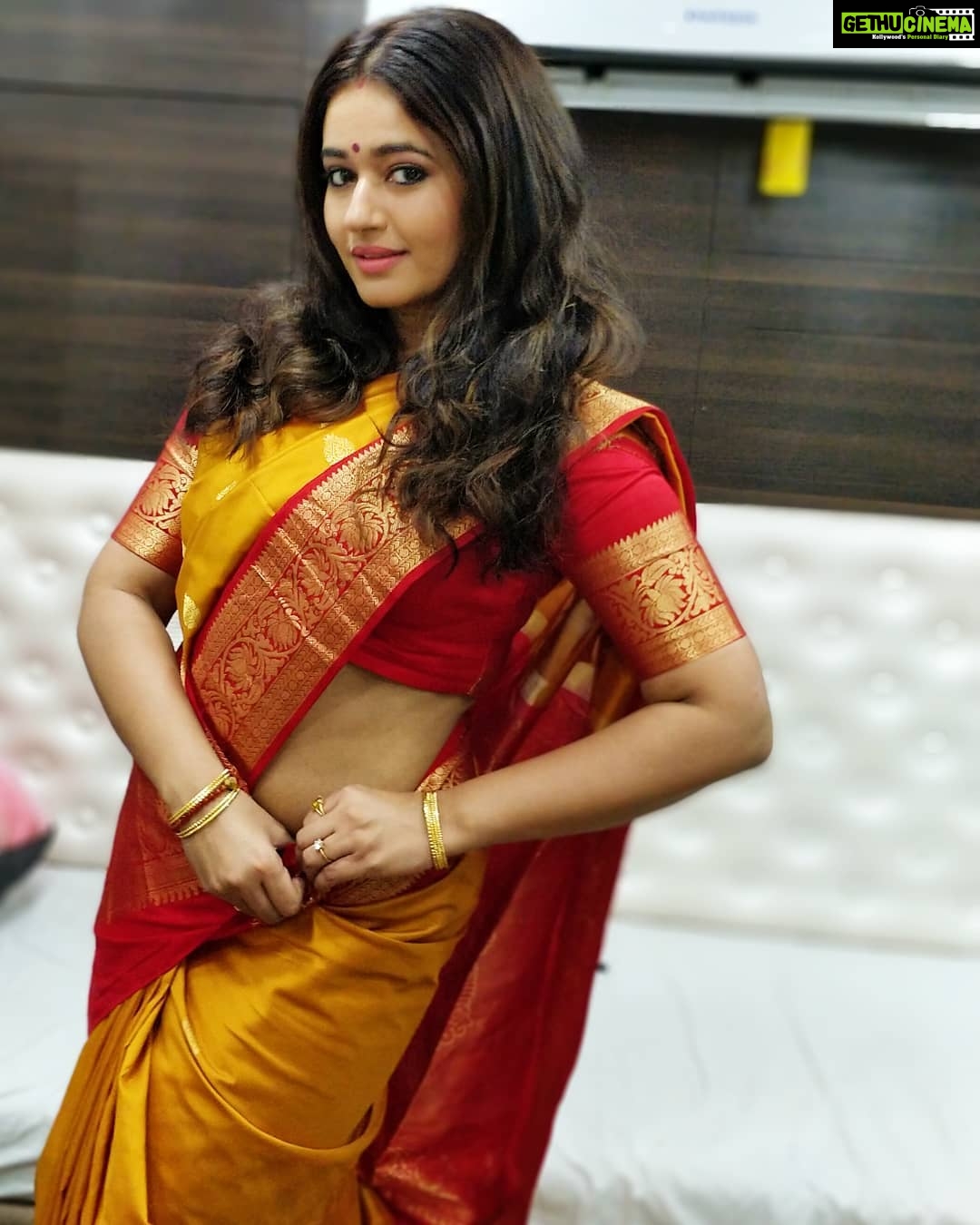 Poonam Bajwa Instagram - #sareelove😍#shootmodeon🎬🎥#vermillions