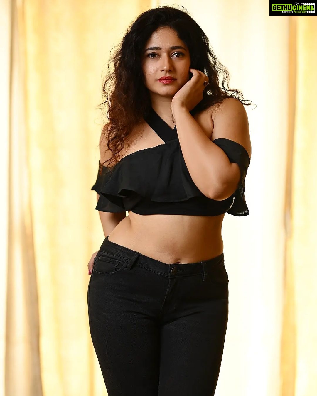 Poonam Bajwa Instagram - ✨✨✨💫#whatifitoldyouthatiloveyou#🖤🖤🖤🖤🖤 📸@unique_amit212 💄🖤@hairstylebynisha