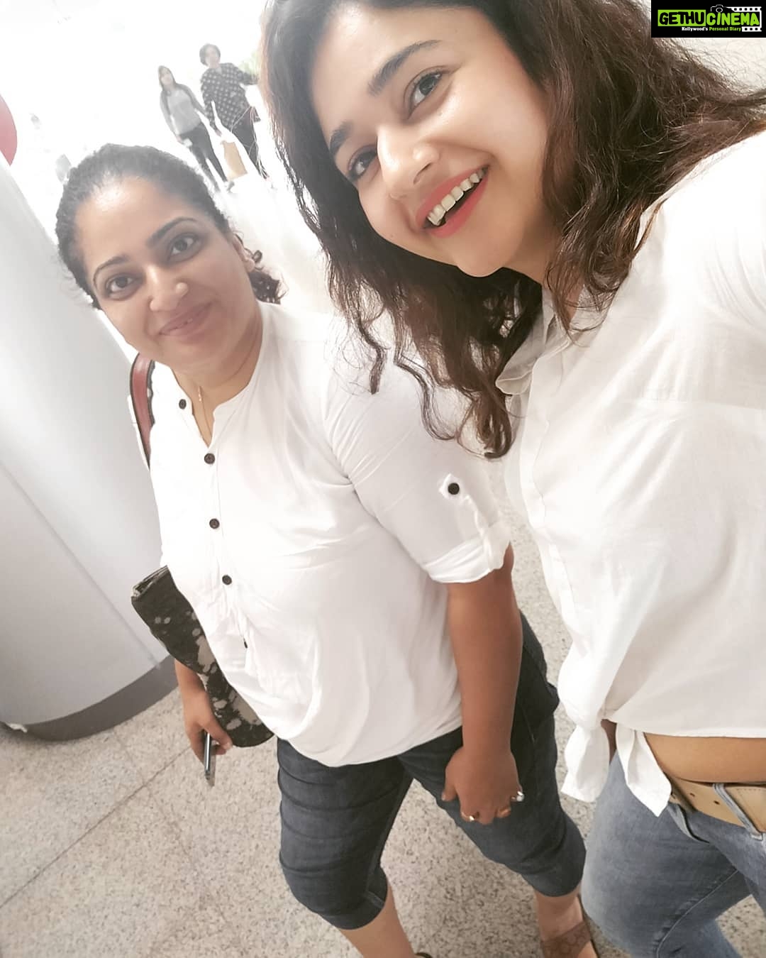 Poonam Bajwa Instagram - When we turn up wearing the same colours @hairstylebynisha #blueandwhite#copycatstyle