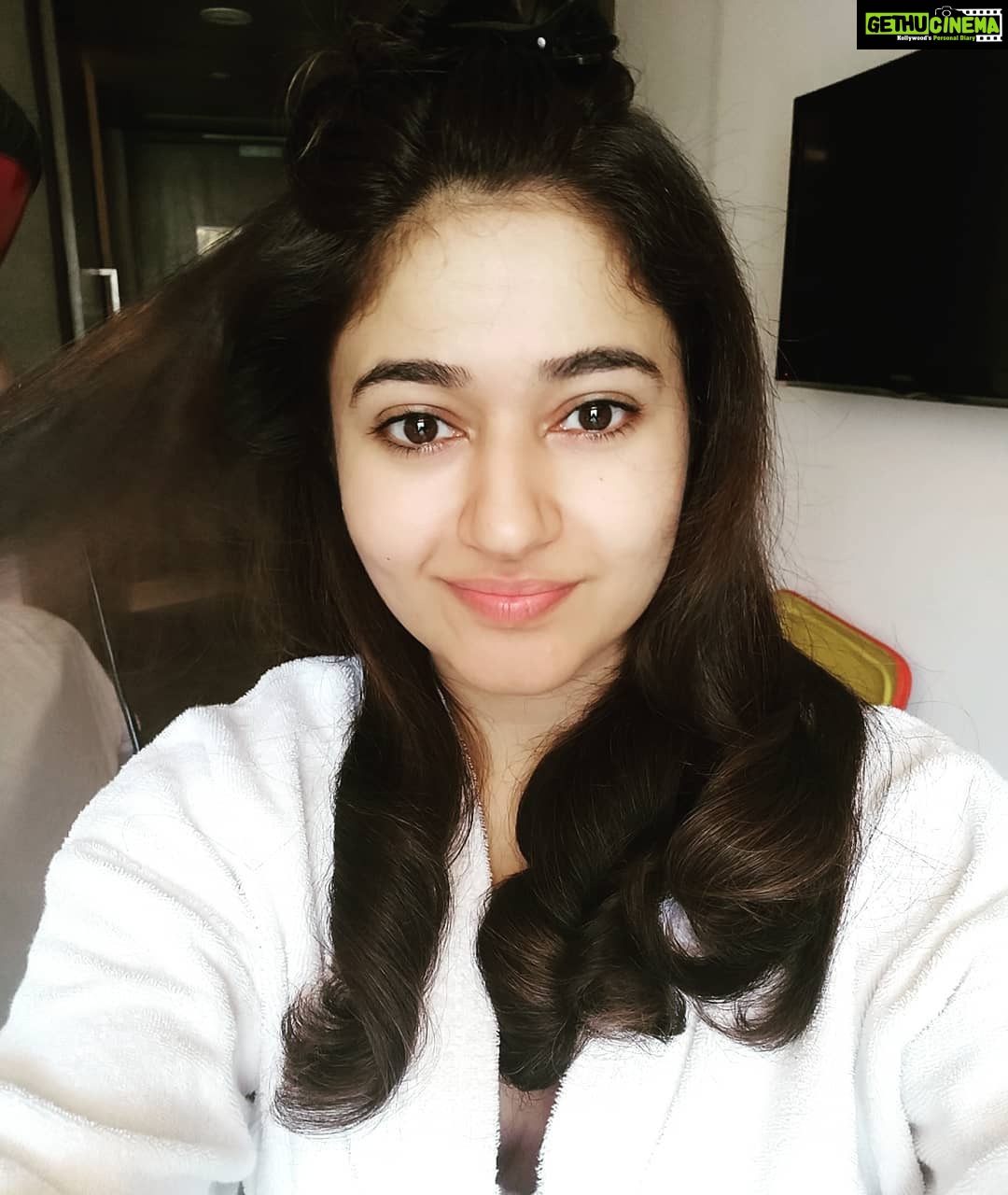 Poonam Bajwa Instagram - Goodafternoon#hyderabaddiaries❤#gettingreadyselfie#@hairstylebynisha