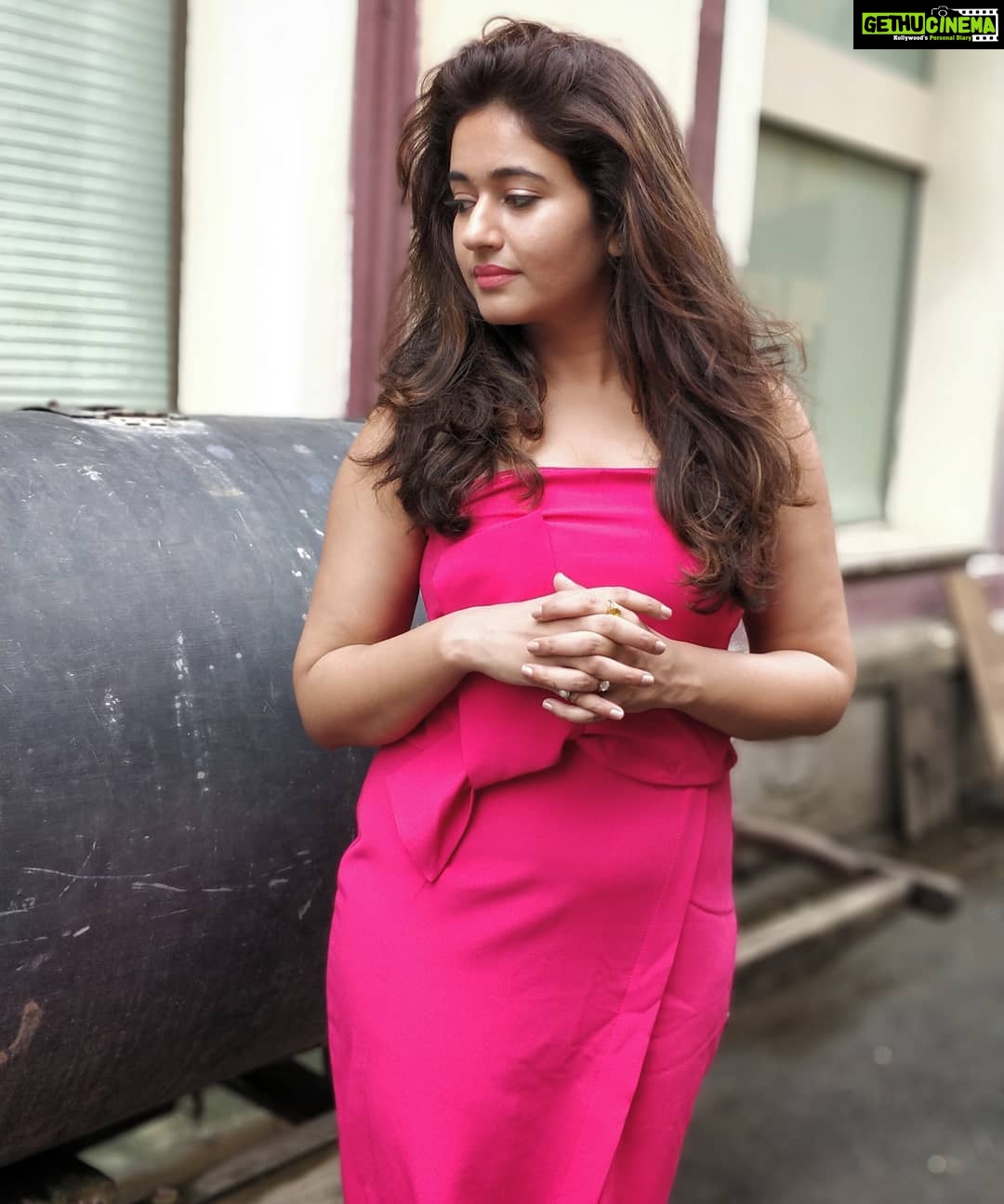 Poonam Bajwa Instagram - #whenilookawayiseeyou #📸photo @hairstylebynisha