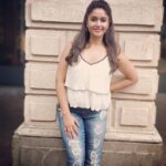Poonam Bajwa Instagram - #whatamihidingbehindmyback#guesswellneverknow#blueandwhitelove 📸@hairstylebynisha