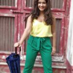 Poonam Bajwa Instagram - #umberellaweather#thursdayfeels#happyversushappy#whenyourhappyandyouknowit# 📸@hairstylebynisha