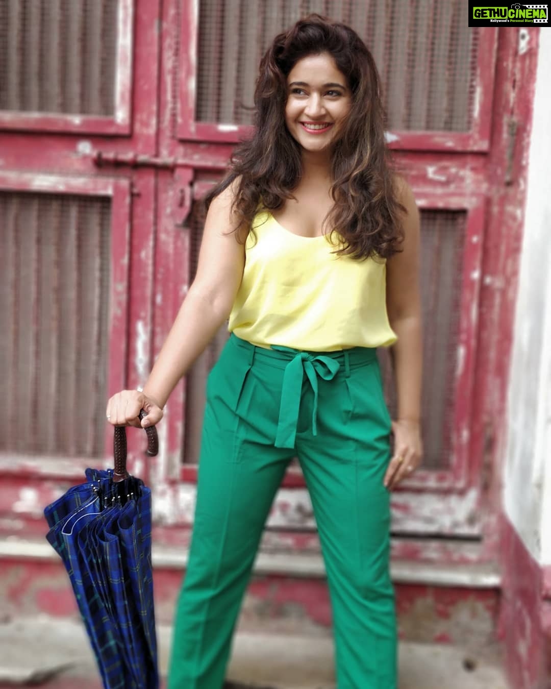 Poonam Bajwa Instagram - #umberellaweather#thursdayfeels#happyversushappy#whenyourhappyandyouknowit# 📸@hairstylebynisha