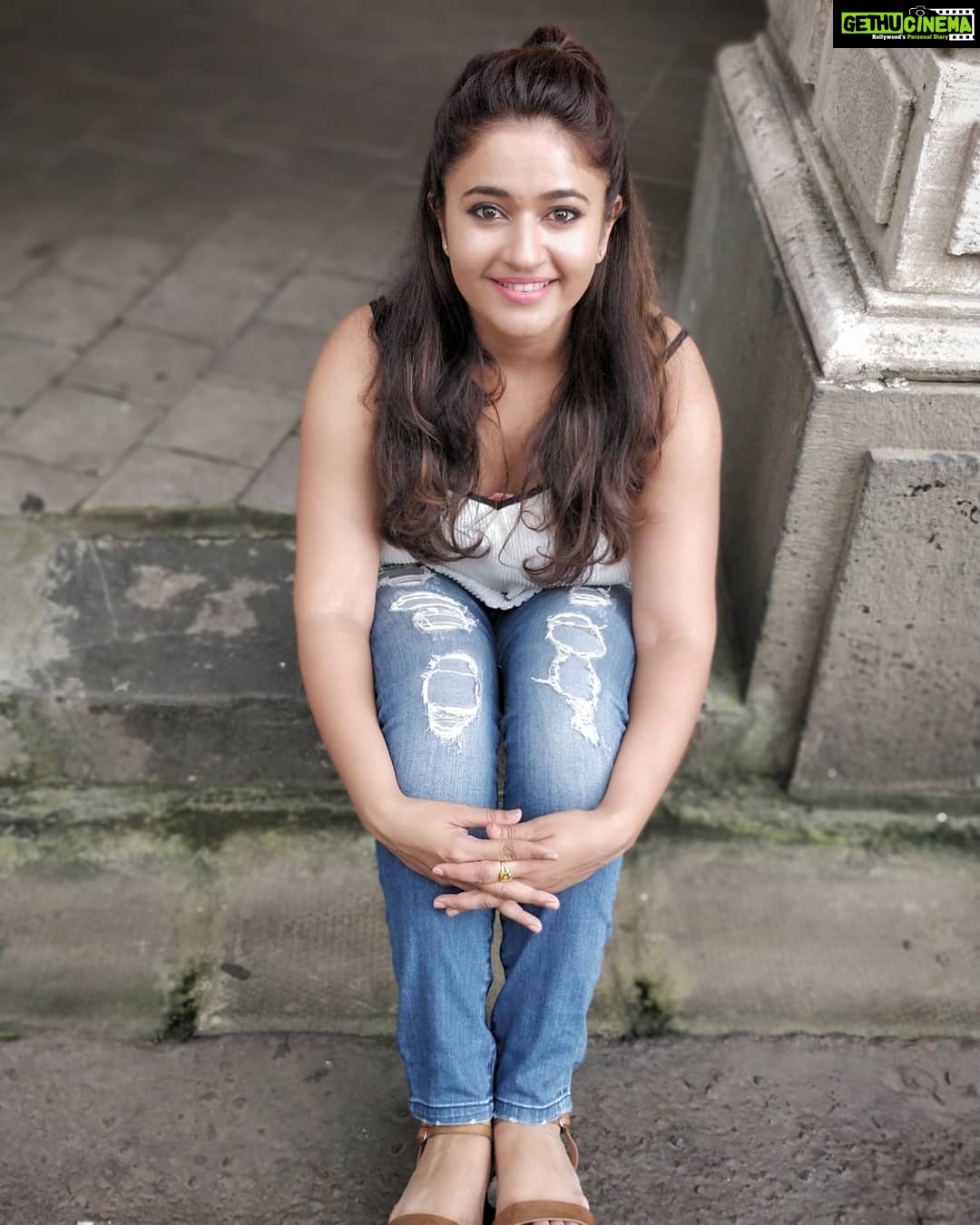Poonam Bajwa Instagram - #tuesdaze#goodeveningworld🌙🌏 #sittinginthesun#lovelyday❤️ 📸@hairstylebynisha