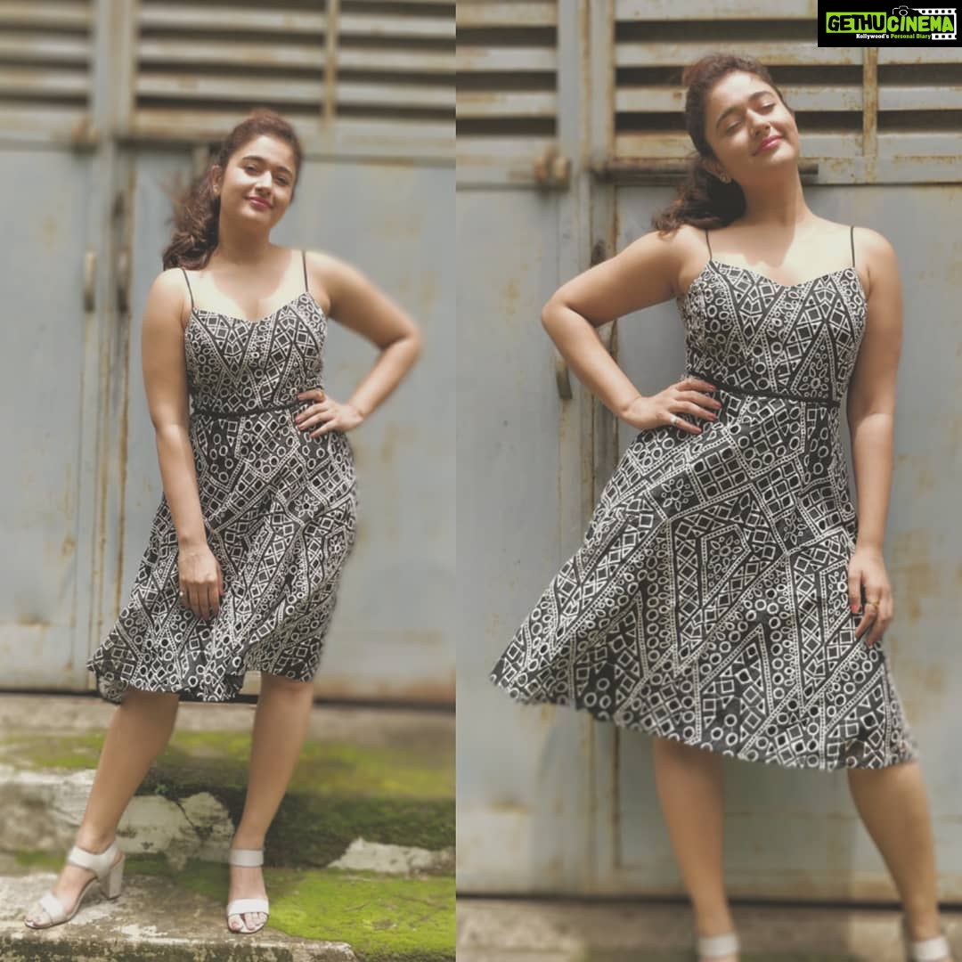 Poonam Bajwa Instagram - #friendshipday2018#sundayvibes#feelingthebreeze#happyfriendshipday #😁😘#lovetofriendswhocheeryouup 📸@hairstylebynisha
