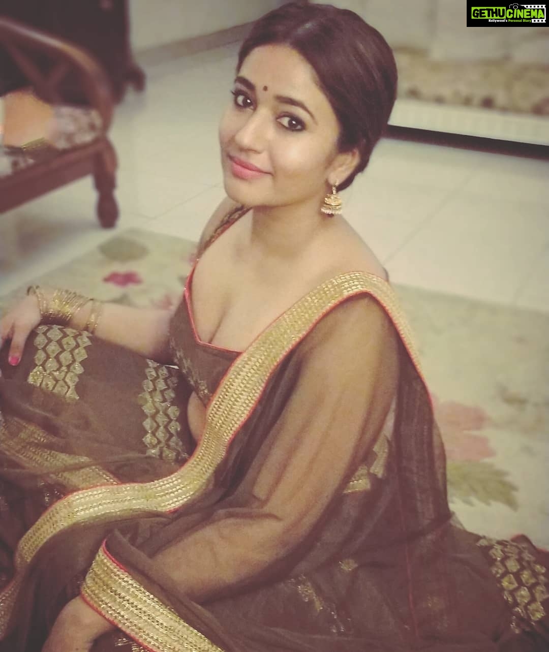 Poonam Bajwa Instagram - #playingdressup#traditionalflash 📷@hairstylebynisha