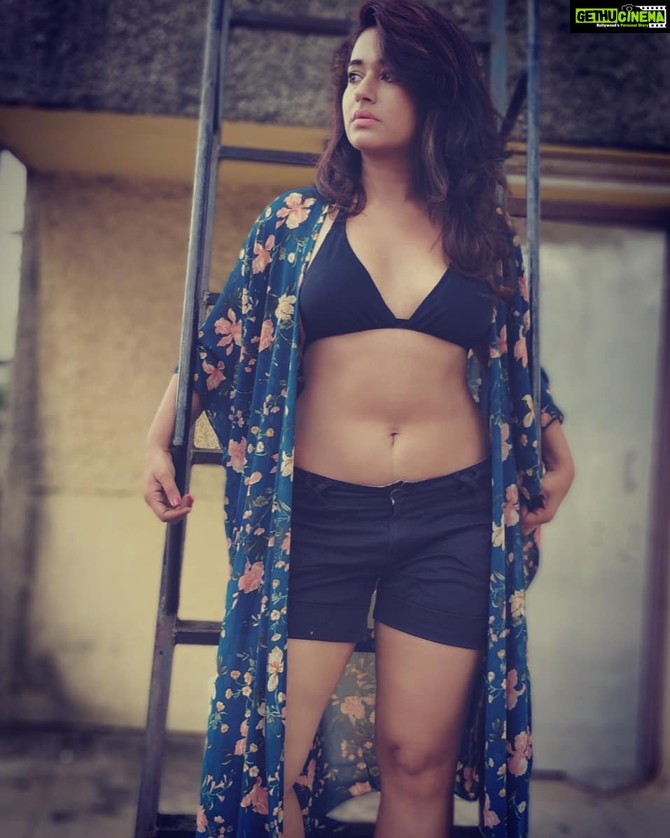 Poonam Bajwa Instagram - #holdingstrong#lookingaheadandbeyond#wheretonow# 📷@hairstylebynisha