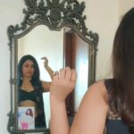 Poonam Bajwa Instagram - 🖤#mirrormusings @hairstylebynisha