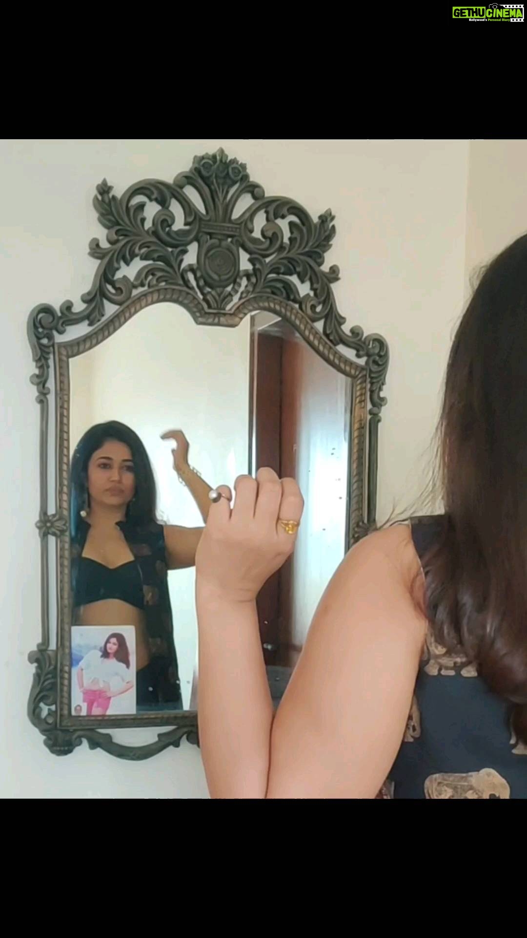 Poonam Bajwa Instagram - 🖤#mirrormusings @hairstylebynisha