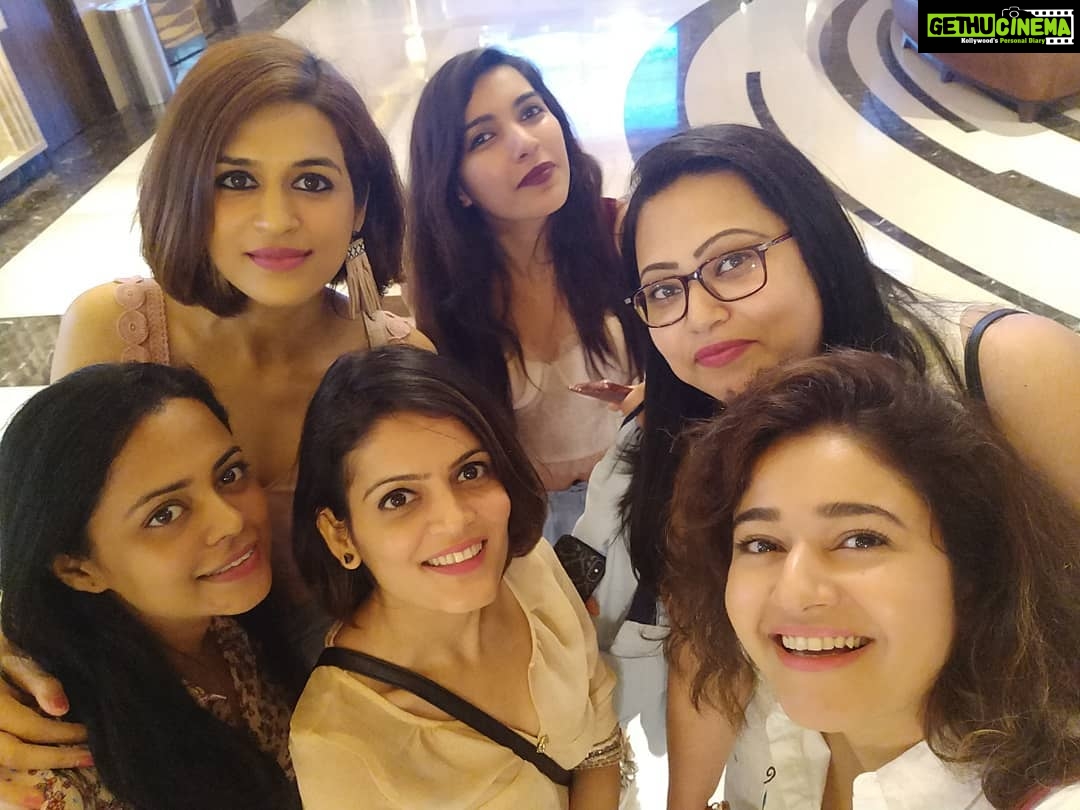 Poonam Bajwa Instagram - #sassysisters#blueplanet2screening😌 #bbcearth#whatawonderfulworld