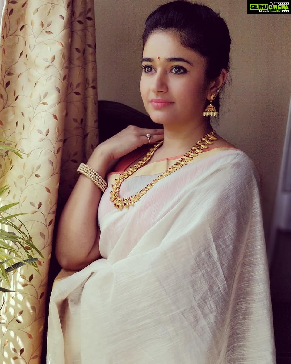 Poonam Bajwa Instagram - #dreaming#hairstylebynisha#sareelove😍 #summers