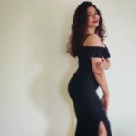 Poonam Bajwa Instagram – 🖤💫
📸@hairstylebynisha