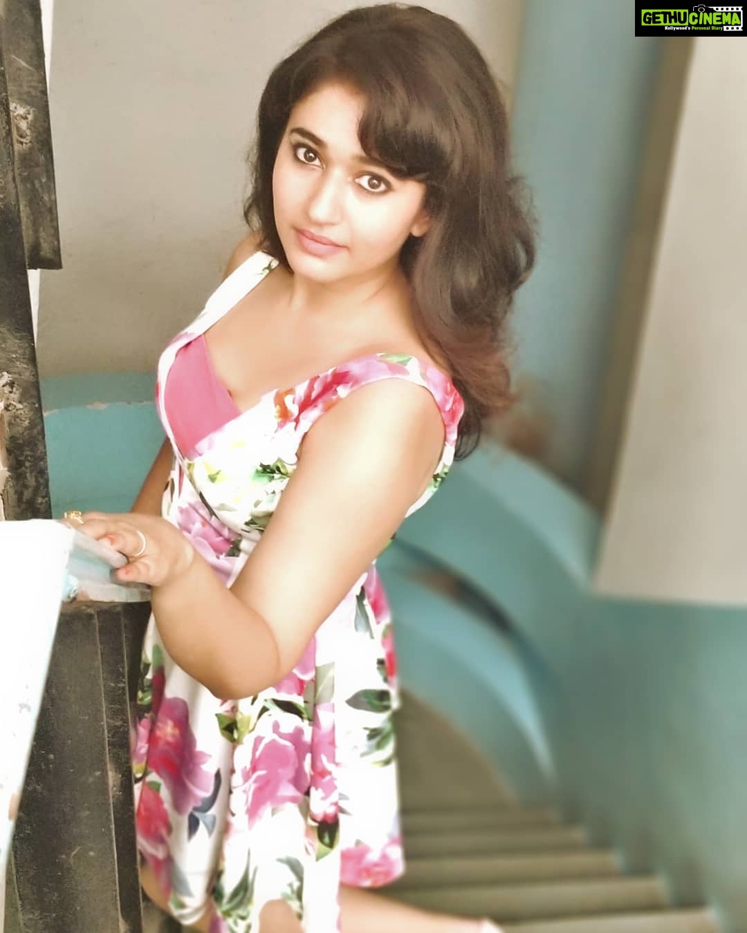 Poonam Bajwa Instagram - #stairways#stares#ispy @hairstylebynisha