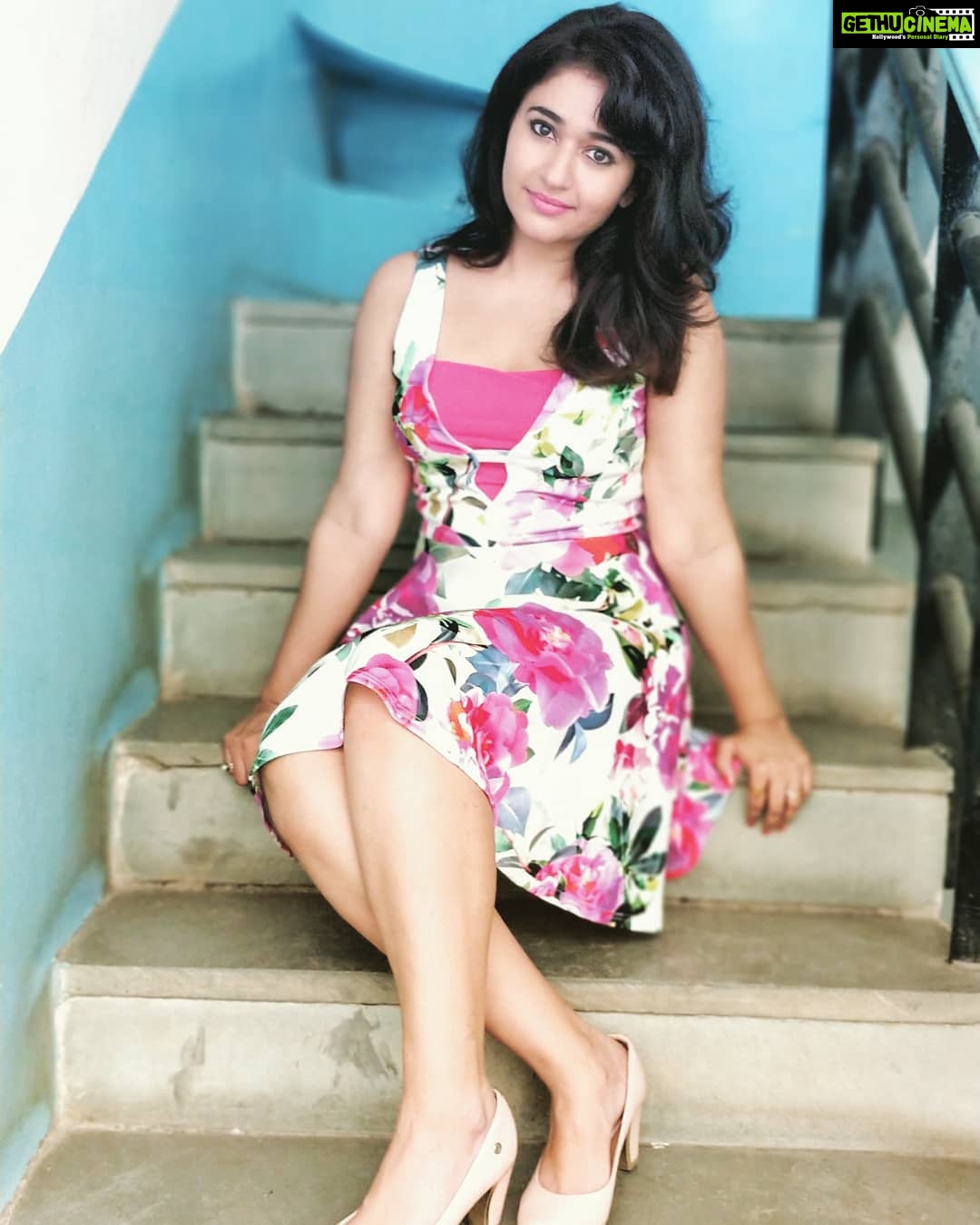 Poonam Bajwa Instagram - #midweekpost#wednesdate❤#summers#flowerygoodness#@hairstylebynisha