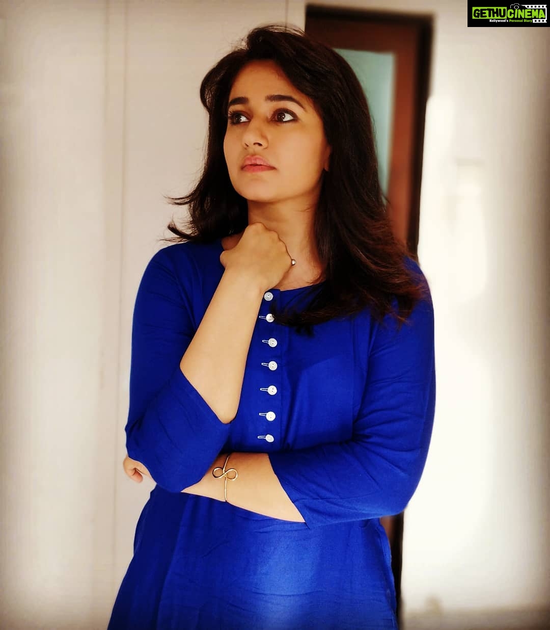 Poonam Bajwa Instagram - #simpleblue #deepthoughts#pensive#@hairstylebynisha #shoot