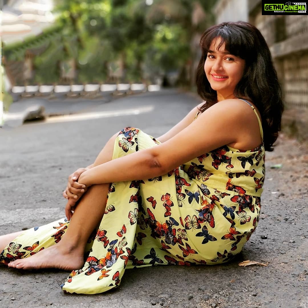 Poonam Bajwa Instagram - #theroadismycouch#summerday#yellowmellow #hairstylebynisha