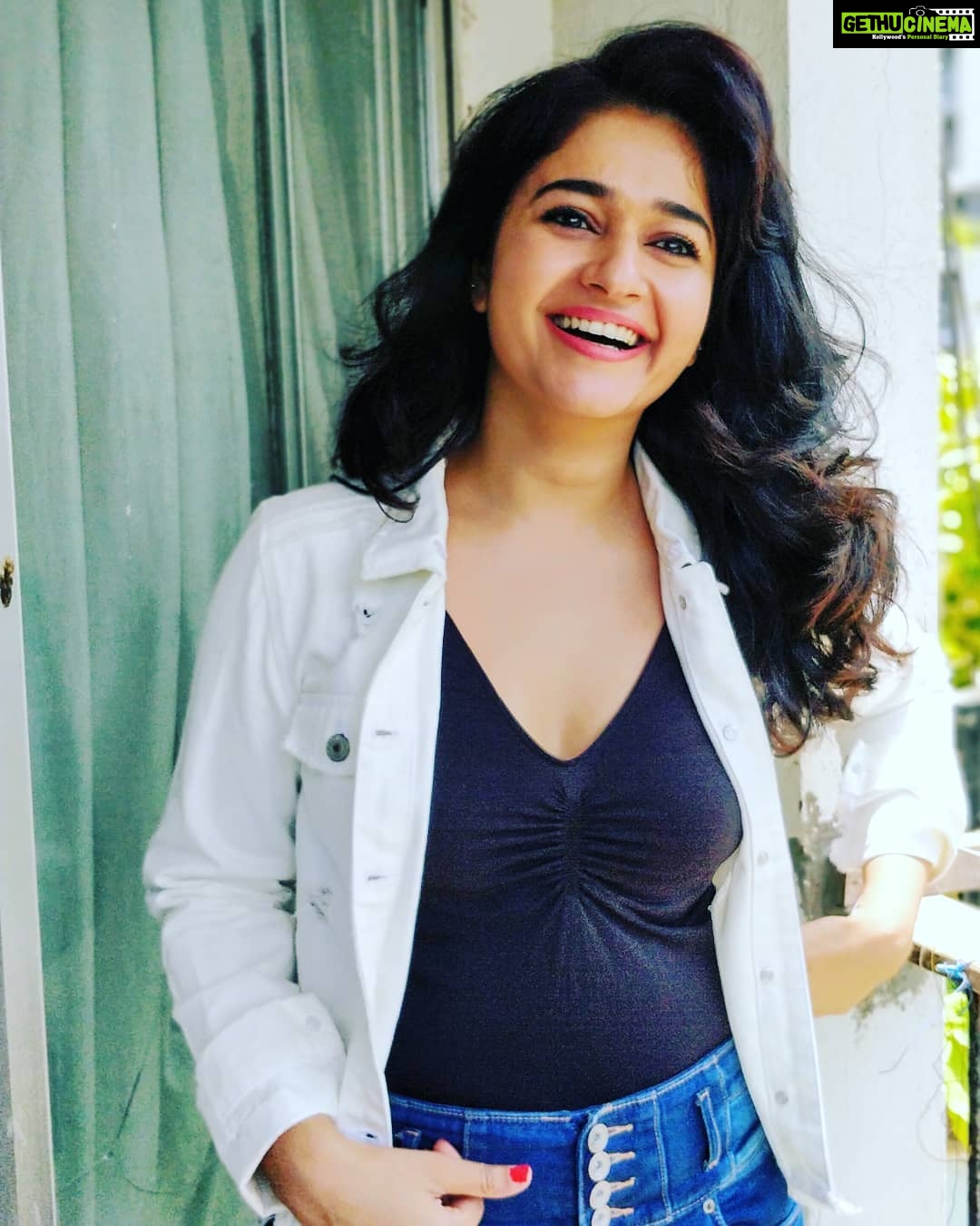 Poonam Bajwa Instagram - #laughtrip#inbetweenclicks#@hairstylebynisha