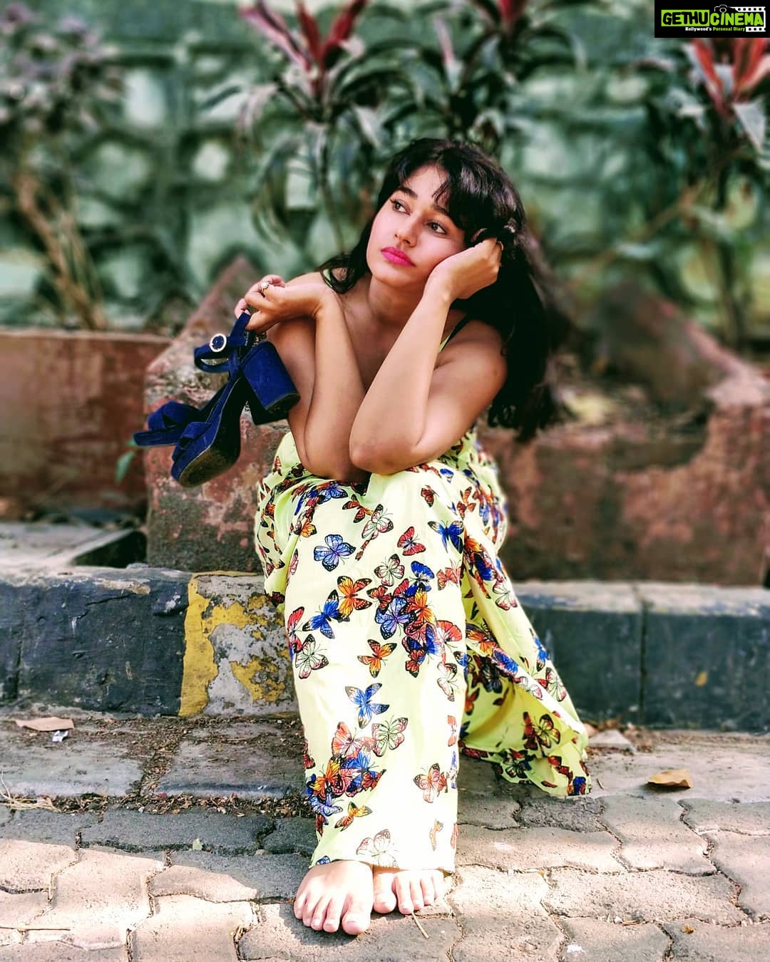 Poonam Bajwa Instagram - #butterfliesinmyhead#butterfliesinmyheart#daydream#wheresmylift#hairstylebynisha