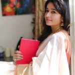 Poonam Bajwa Instagram - #summerday #sareelove#pensivemood#wednesdaypost#dreamer#hairstylebynisha