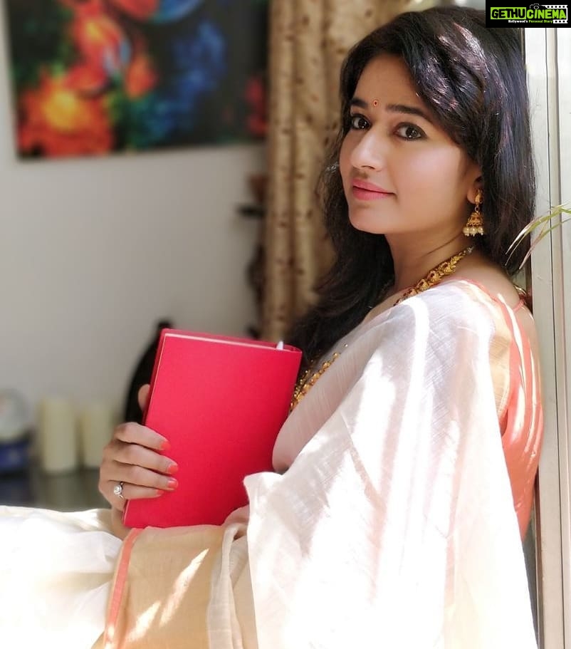 Poonam Bajwa Instagram - #summerday #sareelove#pensivemood#wednesdaypost#dreamer#hairstylebynisha