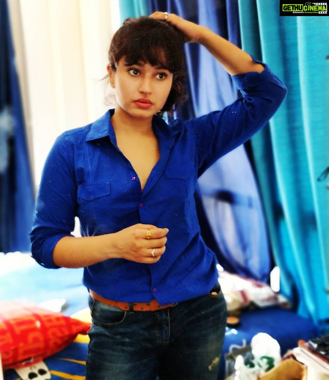 Poonam Bajwa Instagram - #poonambajwa#mirrorpic#ponytailcheck #blues