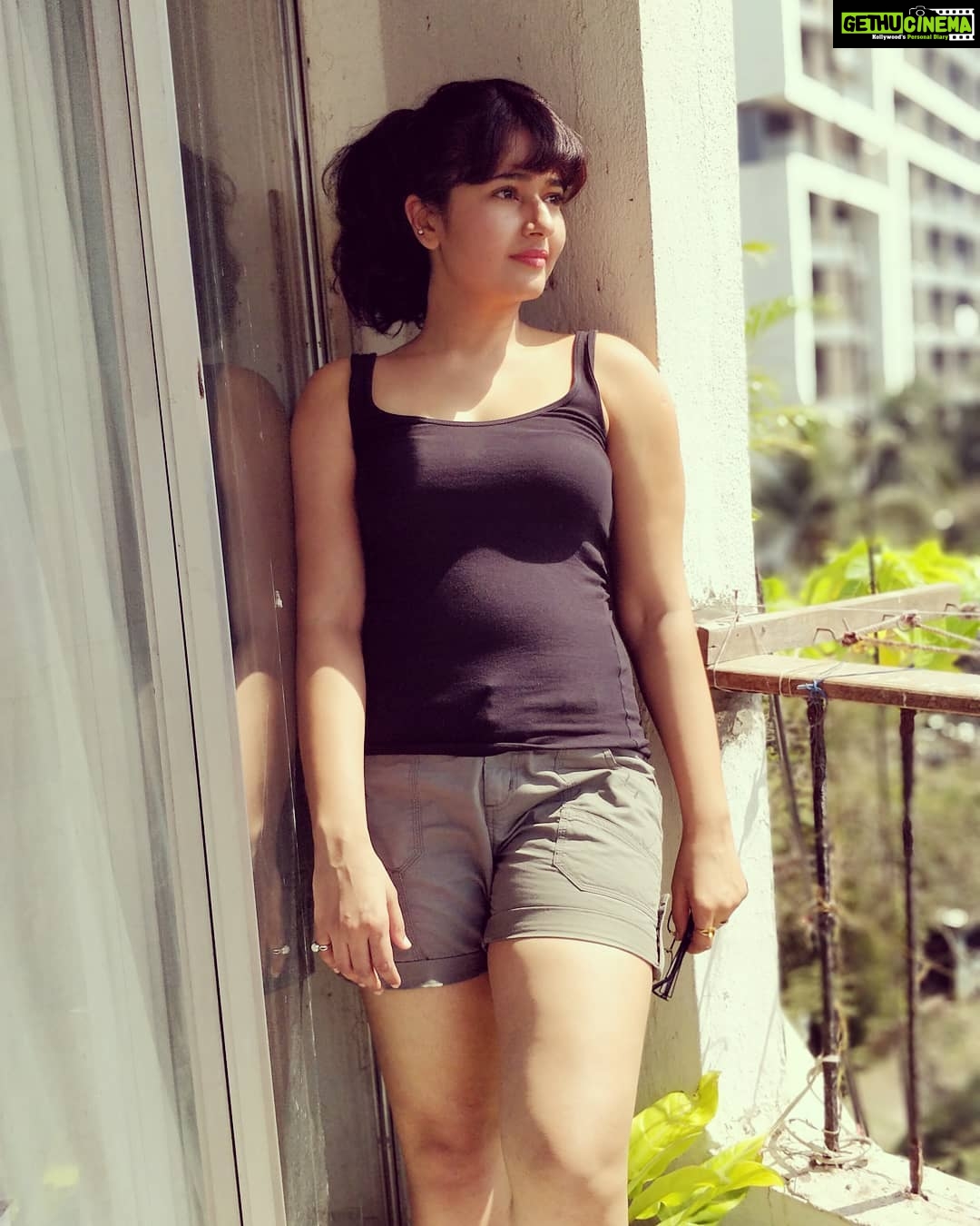 Poonam Bajwa Instagram - #sunshineinmypocket #sunnyafternoons#tuesday#shouldistayorshouldigo