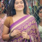 Poonam Bajwa Instagram - #fridaymood #throwback#masterpiece#sareelove#professorswag