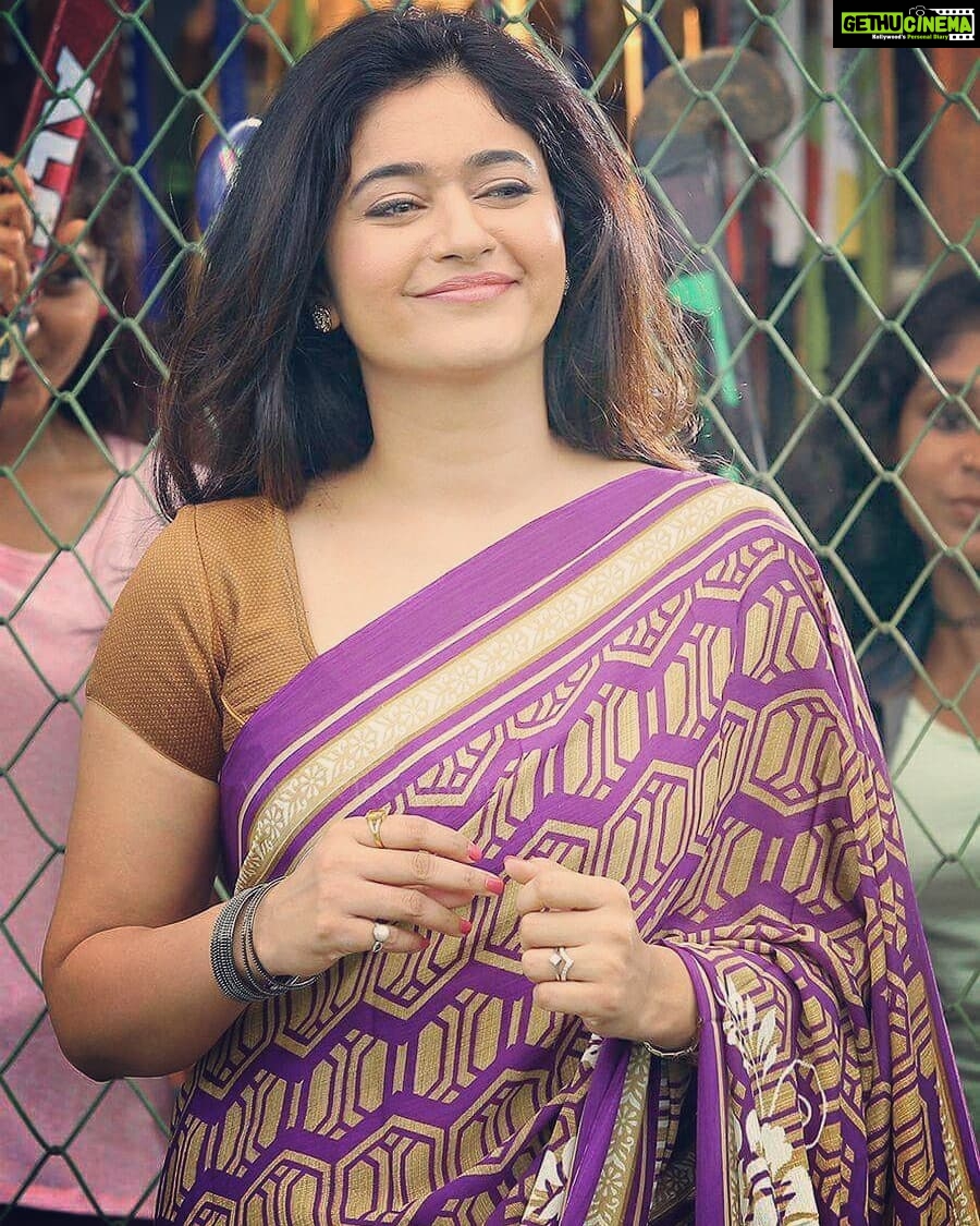 Poonam Bajwa Instagram - #fridaymood #throwback#masterpiece#sareelove#professorswag