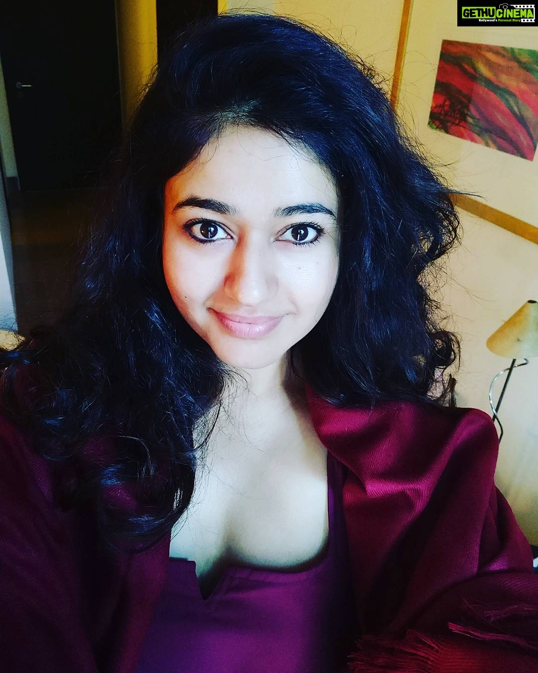 Poonam Bajwa Instagram - #happynewyear#sendinglove #peacebewithyou #firstselfieoftheyear#2018#amazingthingsarehappening#amazingthingstocome#beautiful#bountiful#blissful