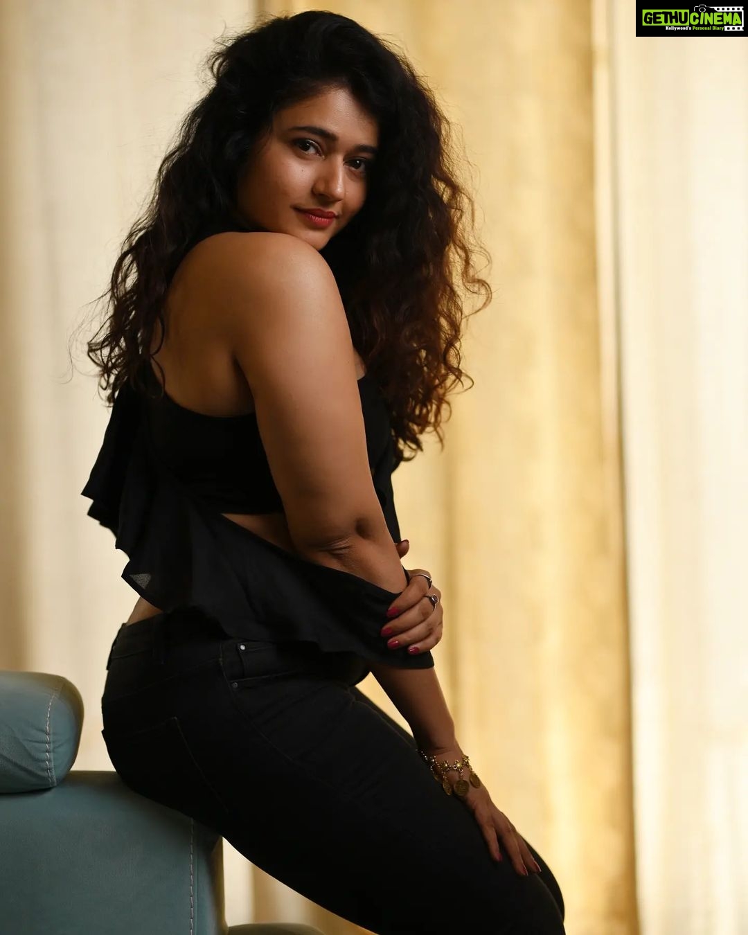 Poonam Bajwa Instagram - 🖤I spy with my lil eye... something starting with U! 📸 @unique_amit212 💄❣️💐@hairstylebynisha #poonambajwa
