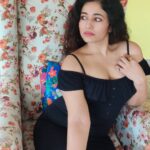 Poonam Bajwa Instagram - 🖤🖤🖤🖤🖤 . 📸@hairstylebynisha