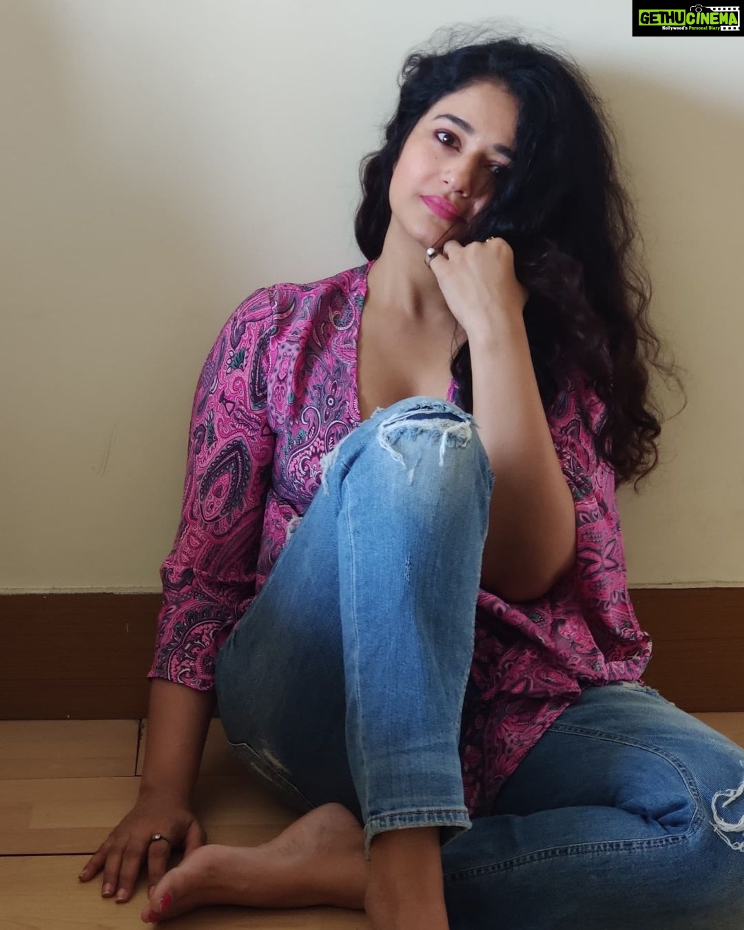 Poonam Bajwa Instagram - #itoldthestarsaboutyou#🖤✨✨✨ 📸@hairstylebynisha