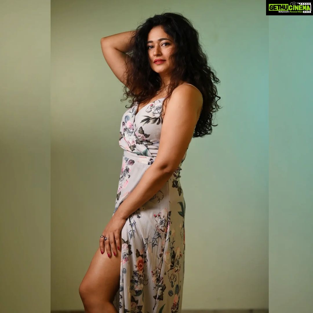Poonam Bajwa Instagram - #youaretheskyeverythingelseisjustweather π€π@hairstylebynisha πΈπΈ@unique_amit212 #poonambajwa#
