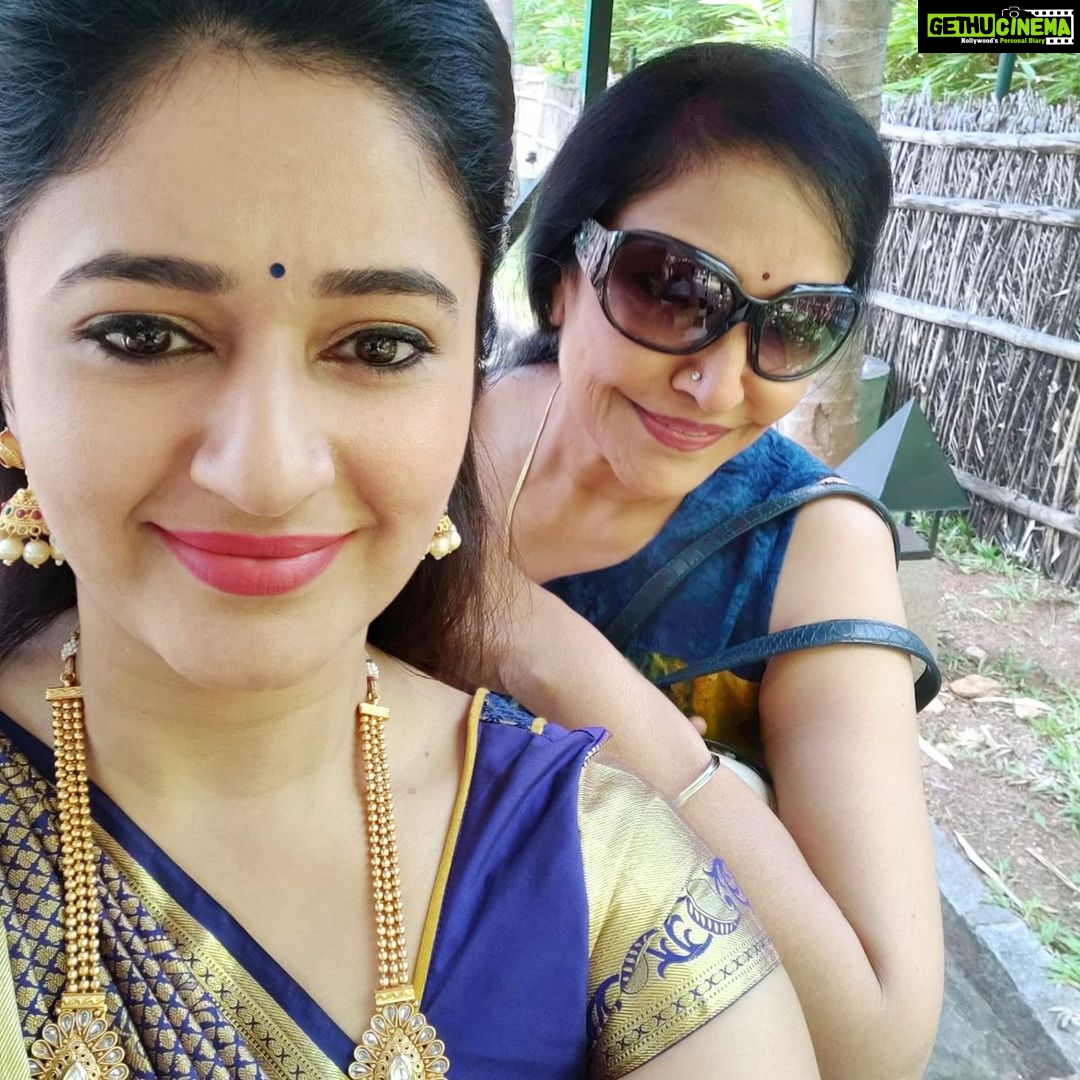 Poonam Bajwa Instagram - Wishing you protection and removal of all obstacles!!! Happy Vinayaka Chaturthi!!! From mother and me😁❤️❣️❣️❣️