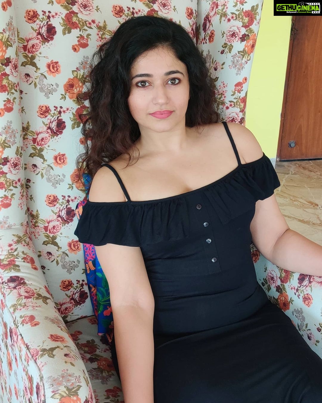 Poonam Bajwa Instagram - 🖤🖤🖤🖤🖤 . 📸@hairstylebynisha