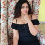 Poonam Bajwa Instagram - 🖤🖤🖤🖤🖤 . 📸@hairstylebynisha