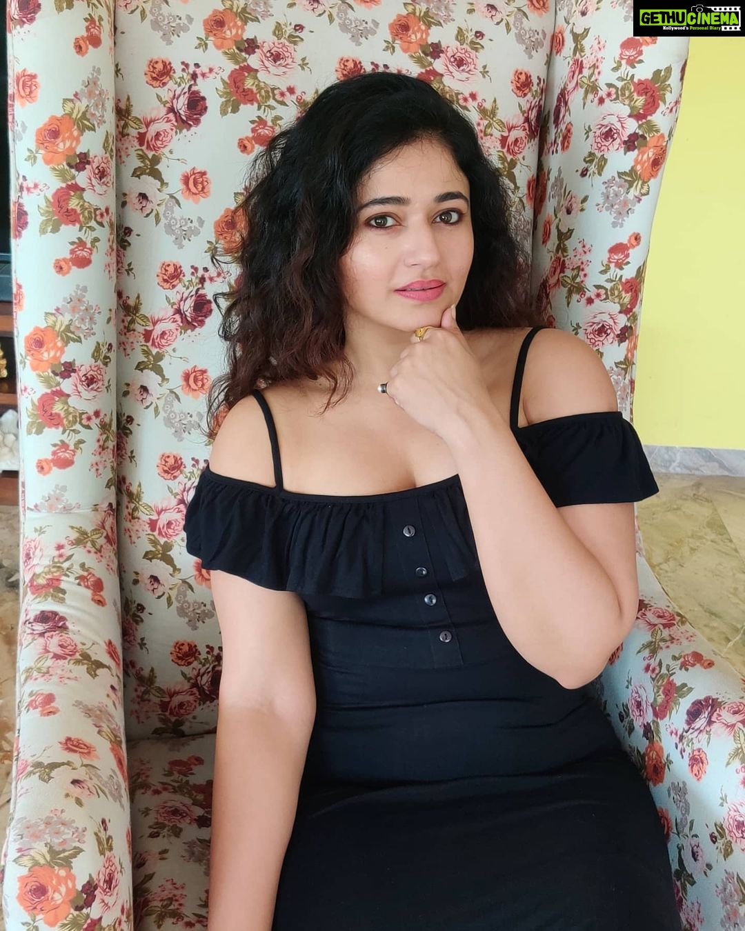 Poonam Bajwa Instagram - 🖤🖤🖤🖤🖤 . 📸@hairstylebynisha