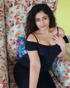 Poonam Bajwa Instagram - 🖤🖤🖤🖤🖤 . 📸@hairstylebynisha
