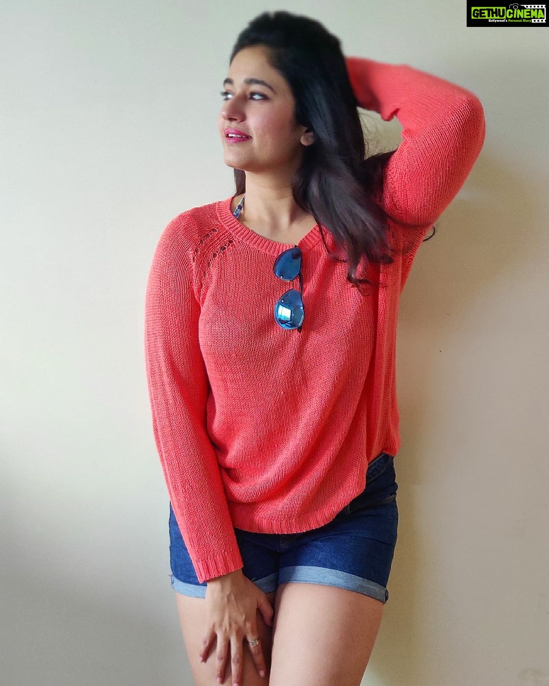 Poonam Bajwa Instagram - #sundayishh# How are you doing today? . 📸@hairstylebynisha