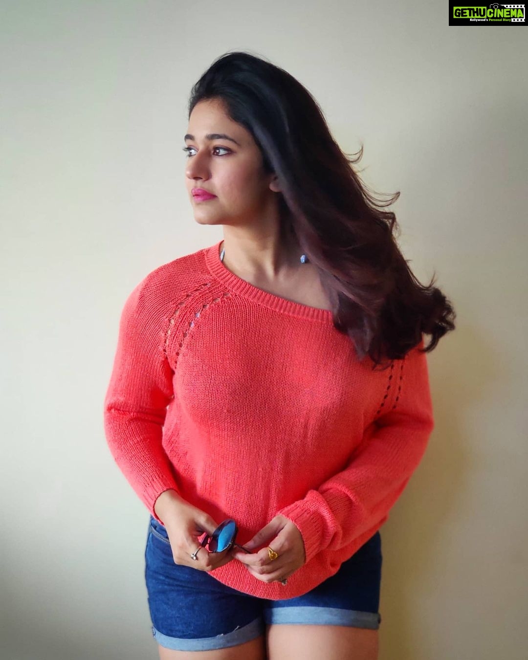 Poonam Bajwa Instagram - #sundayishh# How are you doing today? . 📸@hairstylebynisha