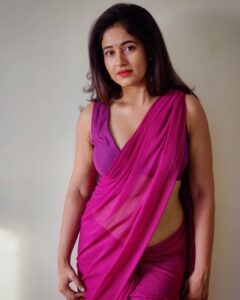 Poonam Bajwa Instagram - 🖤🦋❤️❣️
.
📸@hairstylebynisha