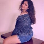 Poonam Bajwa Instagram - #justlookingatyou#📸@hairstylebynisha #magicalmorning✨#winterishere #insta#denimloveaffair #messyplay #decemberdays #loveyourself #likeback #lfl#onthebench #explorepage #lifestyle #explore #photoshoot