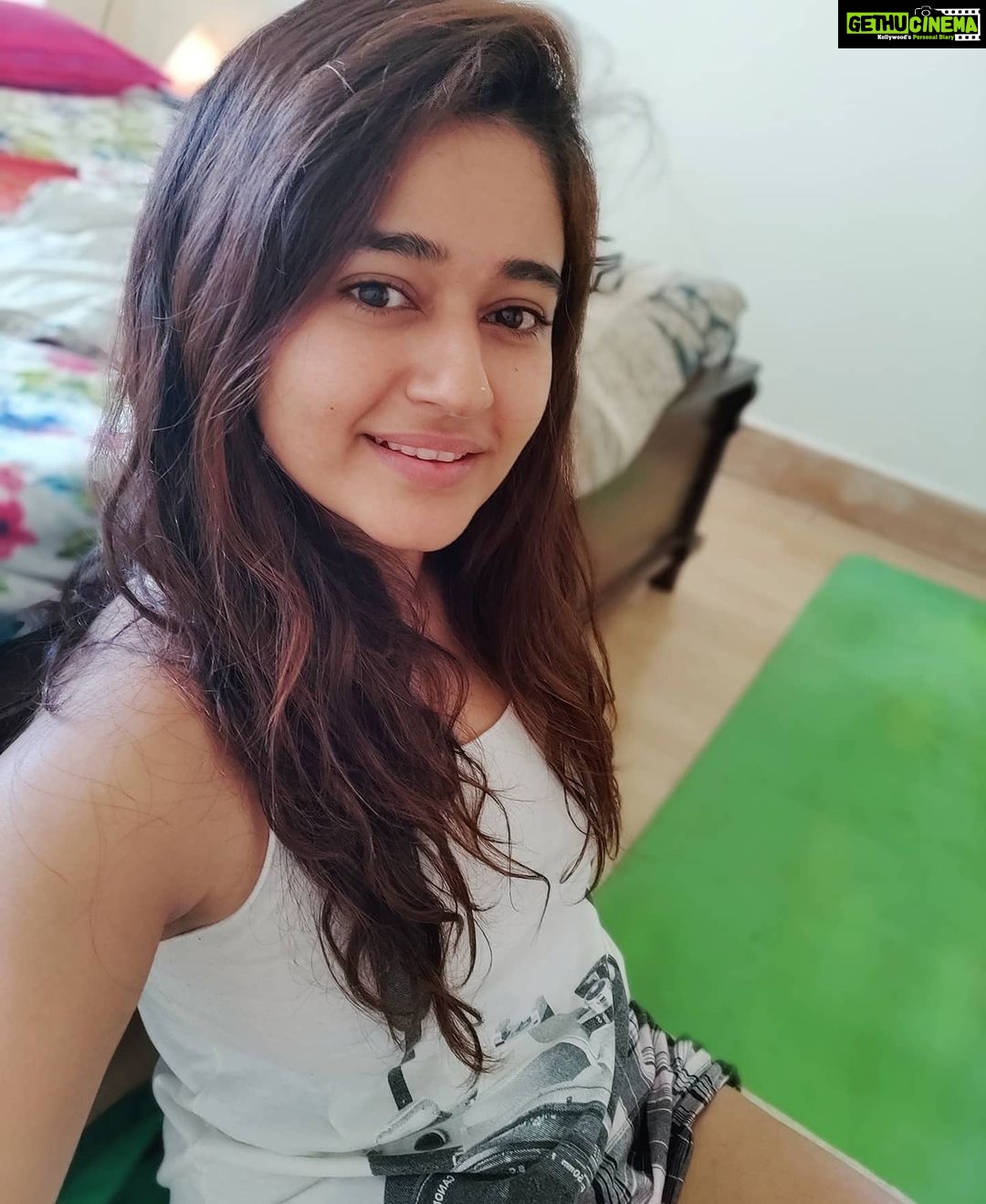 Poonam Bajwa Instagram - #photogallerystroll#randomthrowbacks . @hairstylebynisha