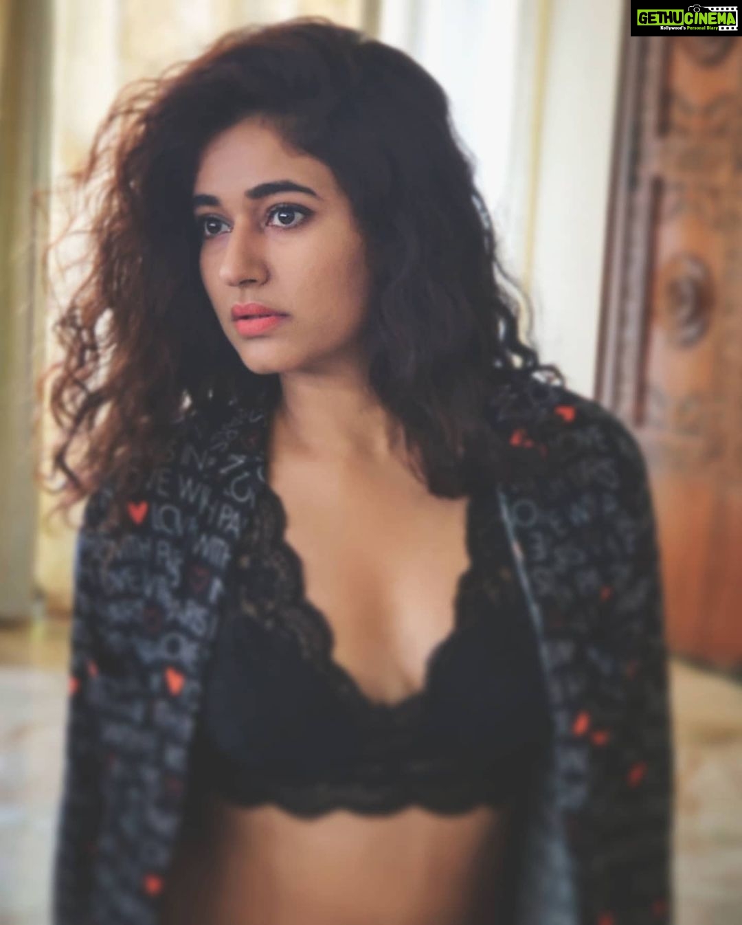 Poonam Bajwa Instagram - #photogallerystroll#randomthrowbacks . @hairstylebynisha