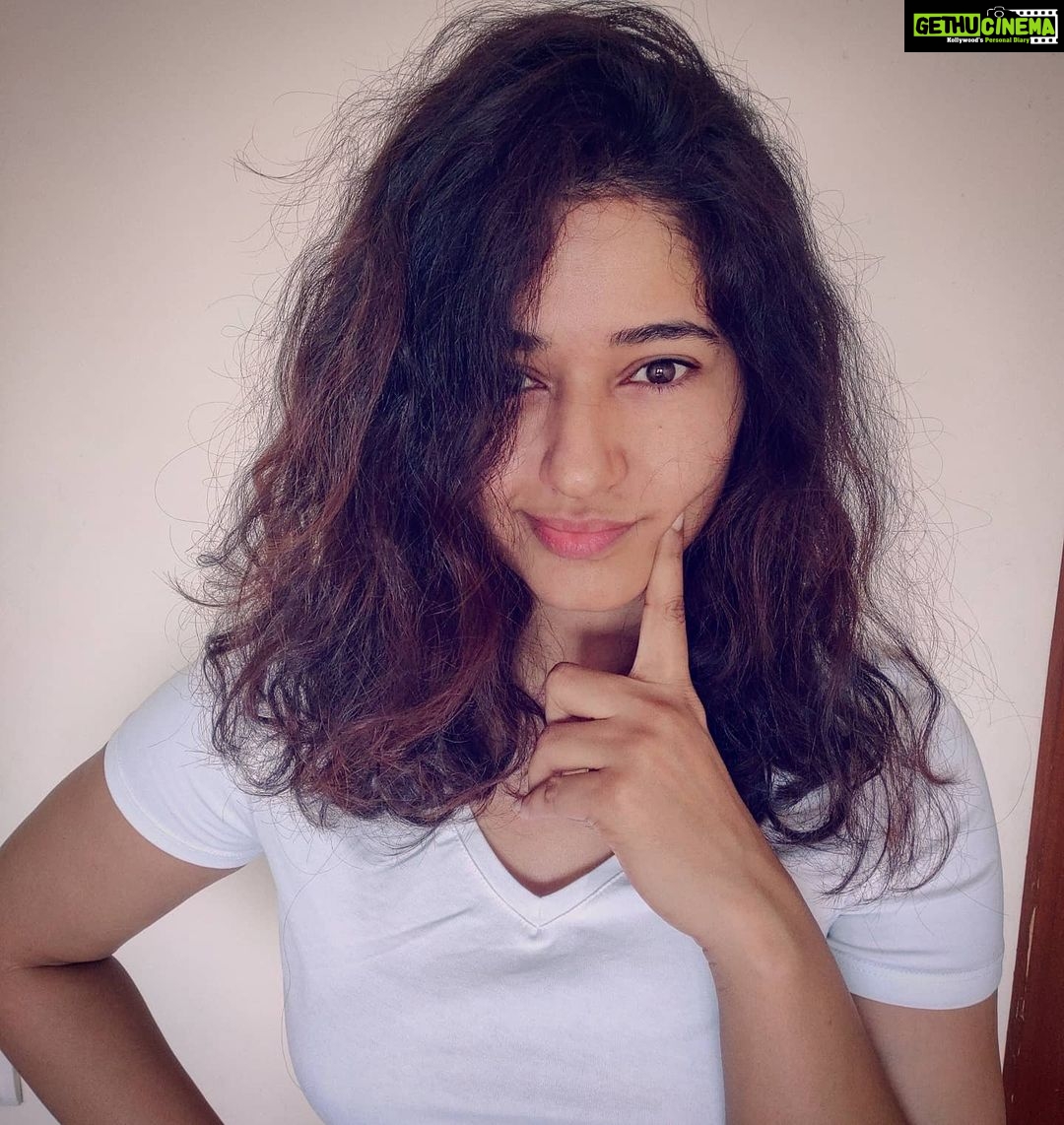 Poonam Bajwa Instagram - 🍀✨✨✨#howgoodcanitget @hairstylebynisha
