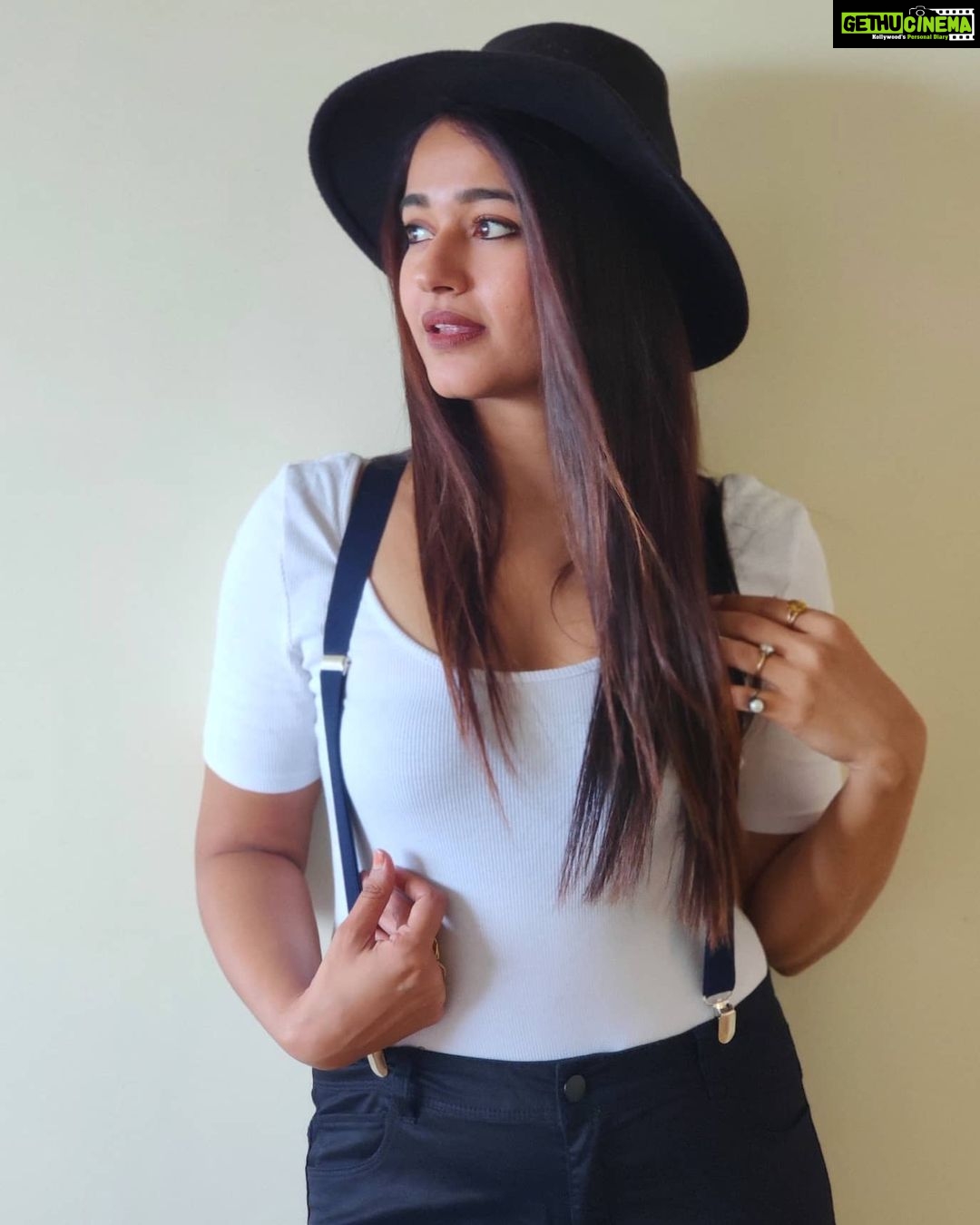 Poonam Bajwa Instagram - 🖤🖤🖤 . @hairstylebynisha