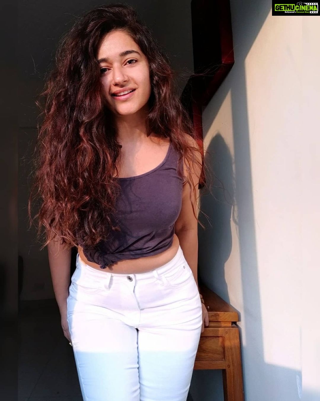 Poonam Bajwa Instagram - #goodmorningworld🌎